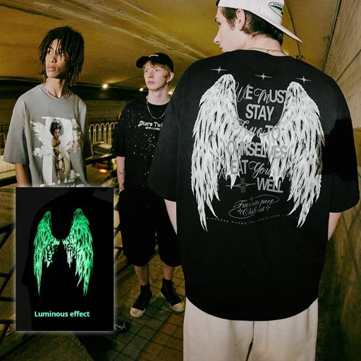 Herren Rundhals T-Shirt mit leuchtendem Flügel-Aufdruck. Bequem und stilvoll, ideal für den Alltag und besondere Anlässe. Erlebe den coolen Look!