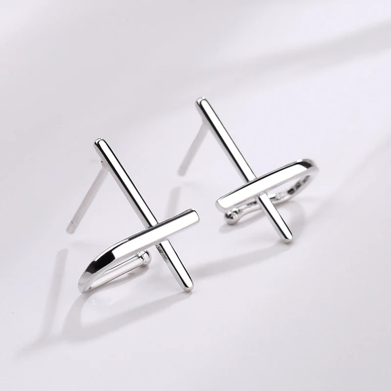 Boucles d'oreilles croix personnalité Ligne croix Simples, un accessoire discret et élégant pour afficher votre foi.