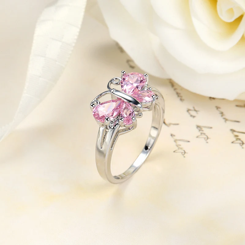 Insect roze zirkoon vlinderring, een stijlvol en opvallend sieraad voor dames. Perfect als cadeau voor speciale gelegenheden.