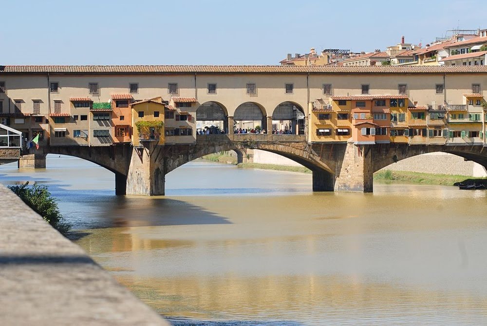 Ponte Vecchio, a ponte medieval ocupada por lojas em Florença