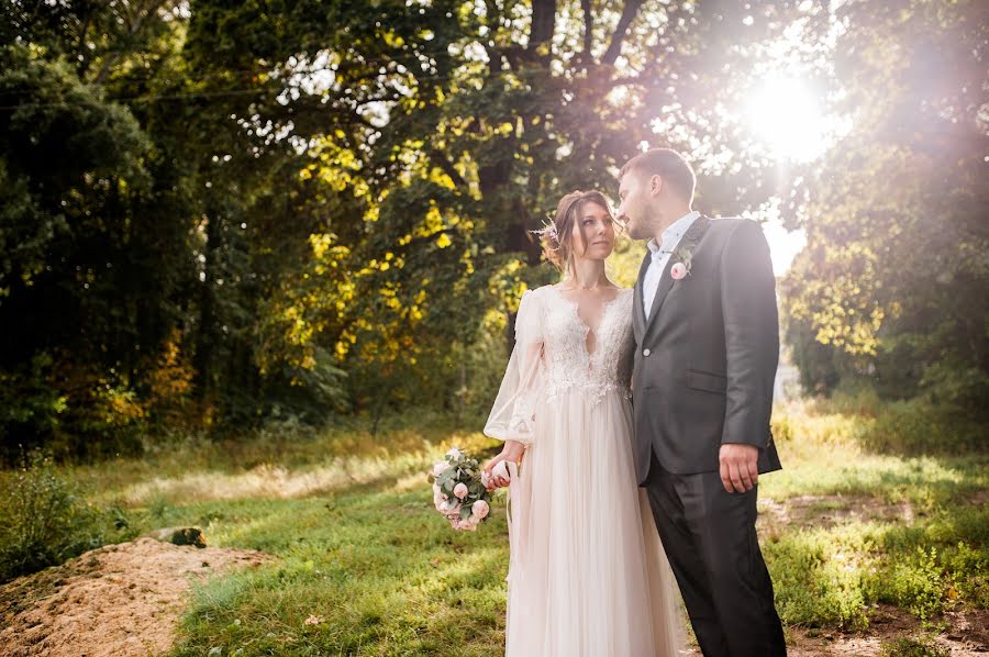 Fotógrafo de casamento Olga Kharskaya (bezga767). Foto de 1 de outubro 2020