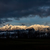 montagne innevate baciate dal sole  di 