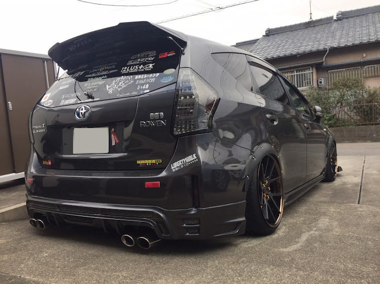 プリウスαの斜め後ろ・誕生日記念・斜め右側前・斜め左側前ローアングル・ローアングル息子とツーショットに関するカスタム事例の投稿画像1枚目