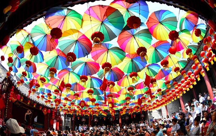 People visit a scenic spot in Bozhou City, east China's Anhui Province. People in China spend their Labor Day holiday in various ways.