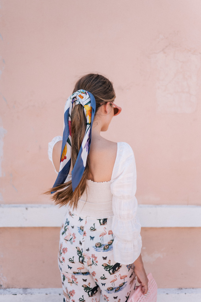 Sommer Outfit und Frisur für den Alltag, Pferdeschwanz mit buntem Bandana 