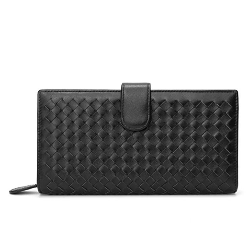 Bolsa carteira curta tecida em pele de ovelha para mulheres. Elegância e praticidade, ideal para carregar o essencial com estilo e conforto.