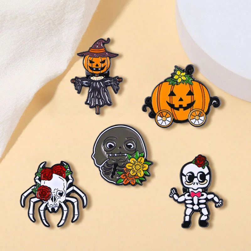 Grappige Halloween pompoen auto broche cartoon, een leuke accessoire. Maak je Halloween outfit compleet met deze unieke en opvallende broche.