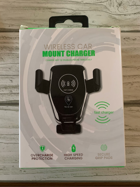 シエンタのワイヤレス充電器？・便利だけどツッコミます・サブウーファー取り敢えず取付・ビビリ音・ん？な記事に関するカスタム事例の投稿画像1枚目