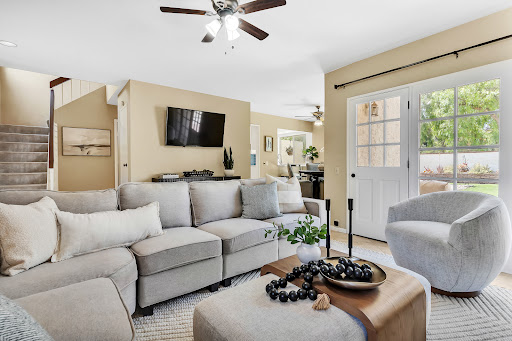 House purchase in San Diego (United States) - Modern living room with grey sectional sofa