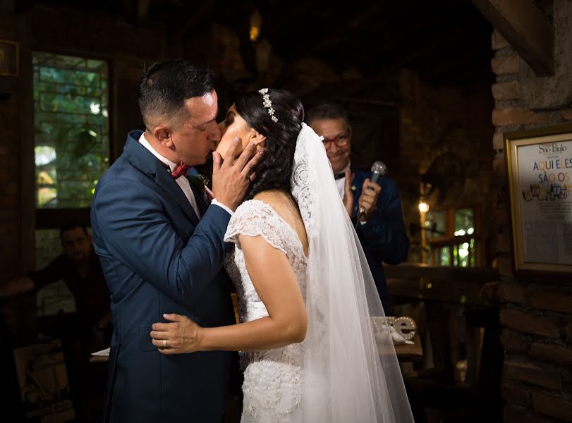 Fotografo di matrimoni Meire Martins (meiremartins). Foto del 11 maggio 2020