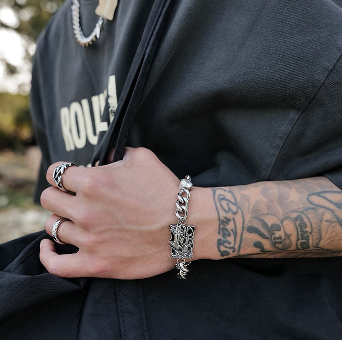 Handpiece Hip Hop en Acier Titane Splicé avec Zircon, pour une Prise en Main Confortable et Durable, offrant Performance et Style.