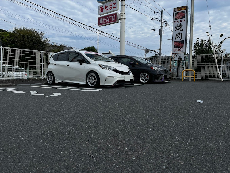 ノートの日本ツラ百選・低そうで低くない少し低い車に関するカスタム事例の投稿画像3枚目