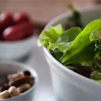 Insalata, pomodori e frutta secca! di 