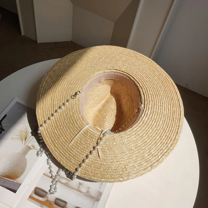 Chapéu de palha Jazz com aba larga e corrente de pérolas francesas, perfeito para praia e proteção solar.