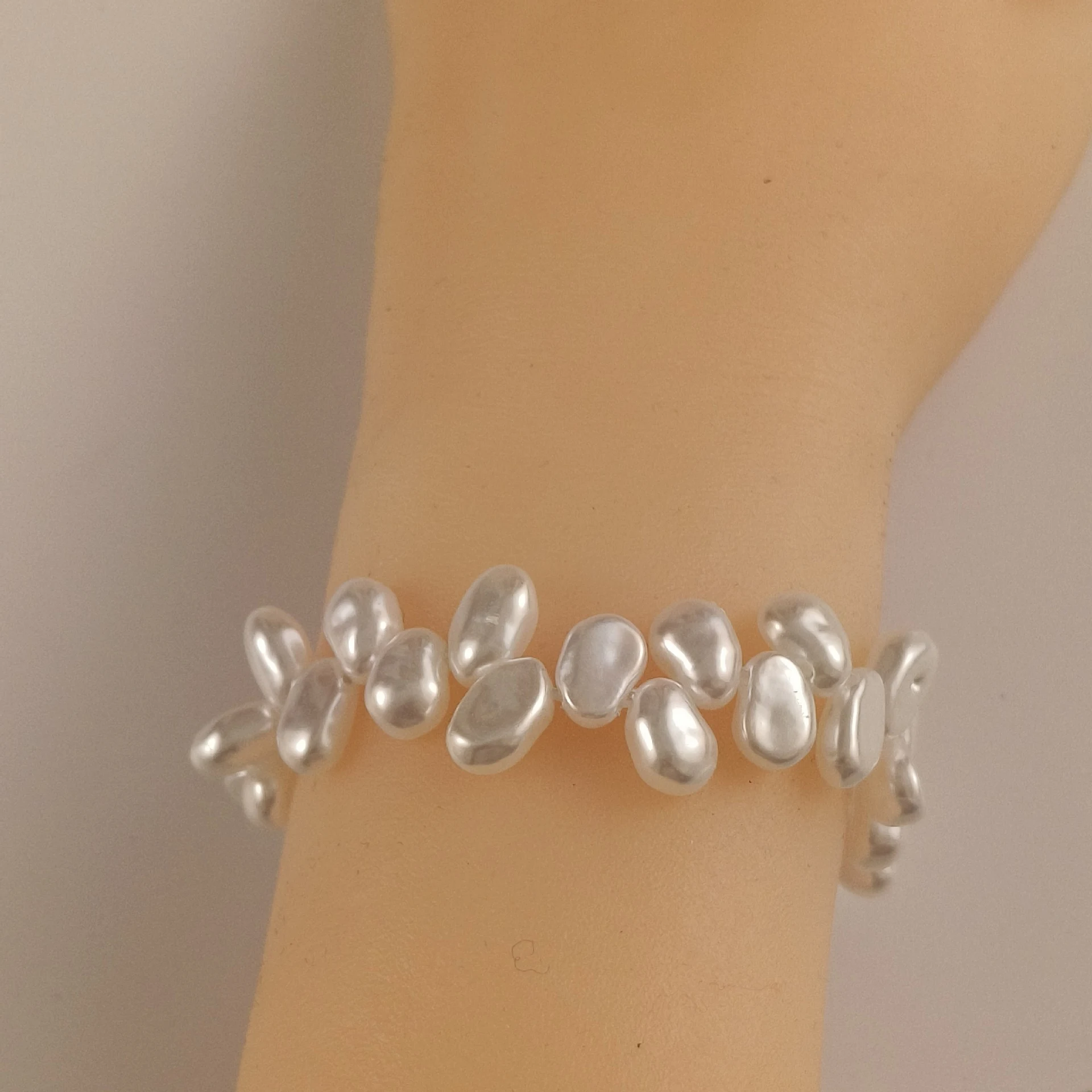 Title 5, Collar corto irregular de perlas artificiales, ...