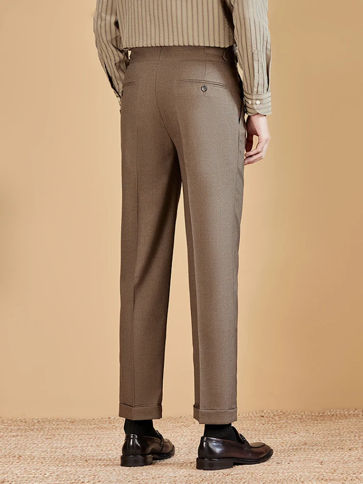 Strijkvrije herenbroek met hoge taille en verstelbare pasvorm. Comfort en stijl zonder gedoe, perfect voor de moderne man.