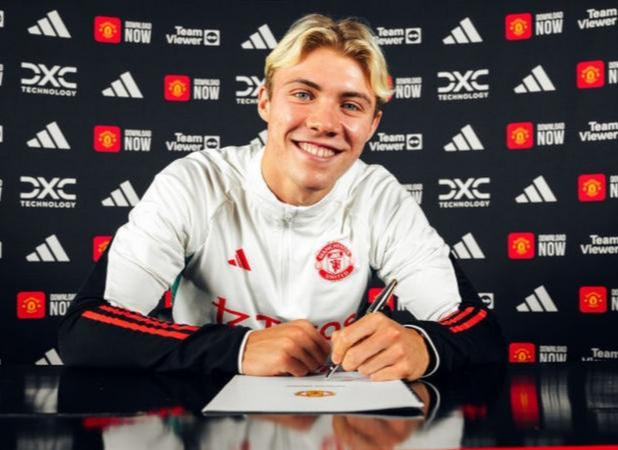 United's Rasmus Hojlund signs