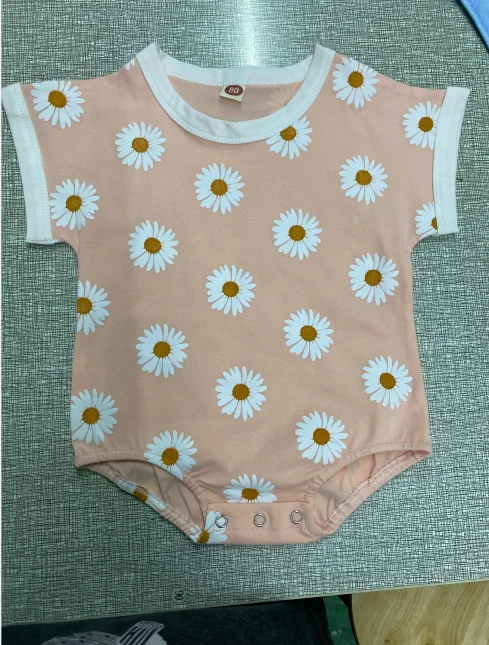 Barboteuse tricolore pour filles avec imprimé complet tournesols et marguerites, combinaison bébé, confortable et mignonne.