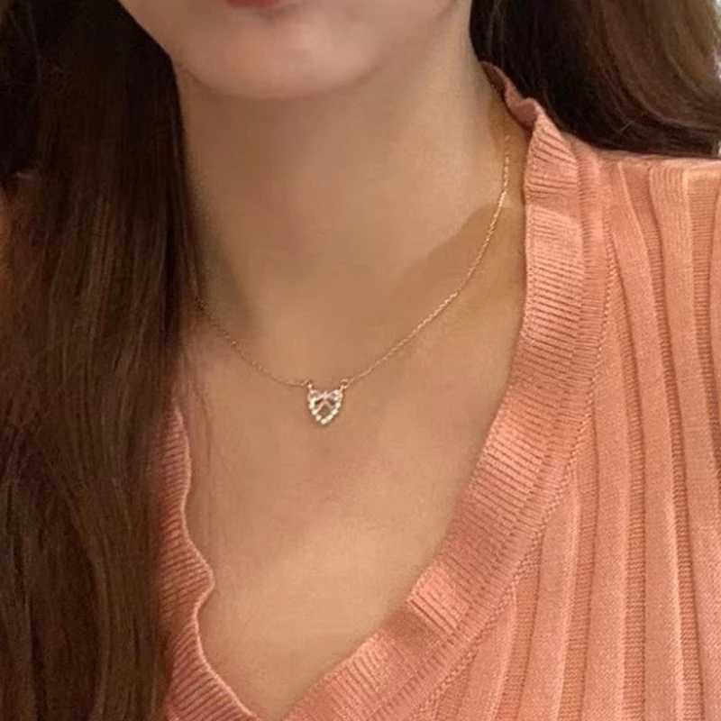 Ogrlica sa biserima i kamilijama u dva sloja. Elegantan dodatak za svaku priliku. Ulepšajte svoj izgled ovim prelepim komadom nakita. Savršen izbor.