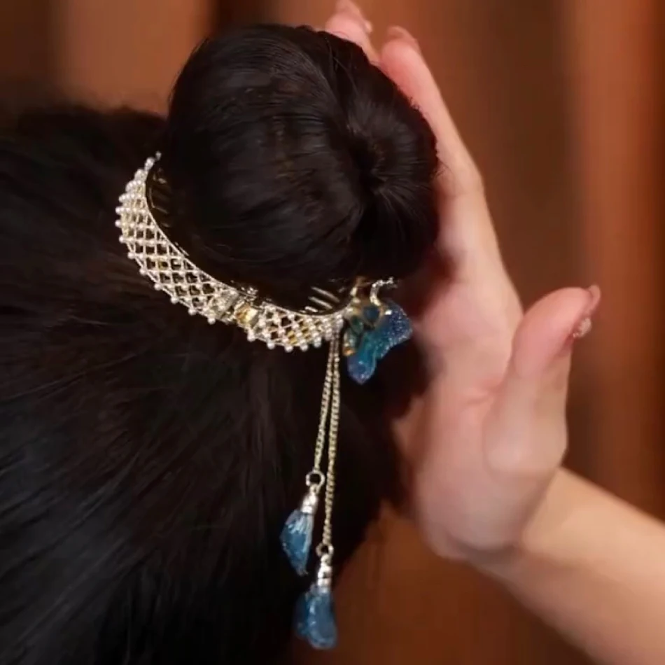 Hebilla de cola de caballo con mariposa bordada, borla de circonita y pinza para un agarre elegante y seguro, ideal para peinados.