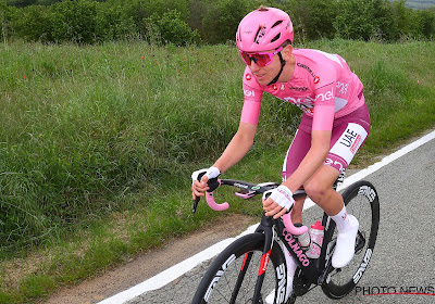 Dit is de reden waarom Pogacar met een paarse broek rond reed in de Giro