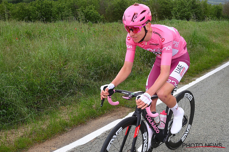 Dit is de reden waarom Pogacar met een paarse broek rond reed in de Giro