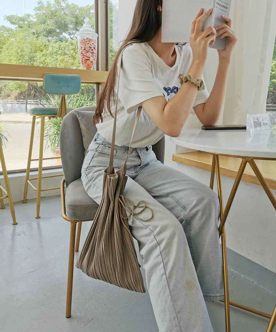 Bolso tipo cubo con pliegues y cordón, diseño de nicho, arte de moda simple de un solo hombro, elegante y funcional para tu día a día.