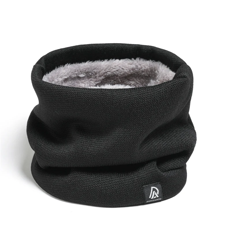 Écharpe Rembourrée Homme, Tendance et Polyvalente. Confort et style assurés, elle s'adapte à toutes les tenues et offre une chaleur optimale en toute élégance.