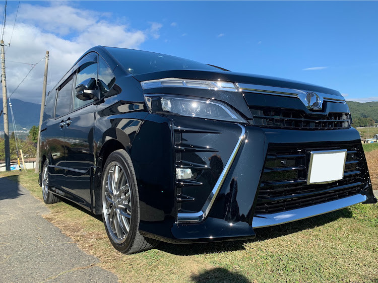 ヴォクシーの日向ぼっこ・テカテカ・車高下げたい欲に関するカスタム事例の投稿画像4枚目