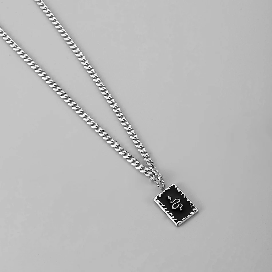 Mode heren ketting met slang totem, een stijlvol accessoire voor mannen. Perfect om elke outfit op te waarderen en je unieke stijl uit te drukken.