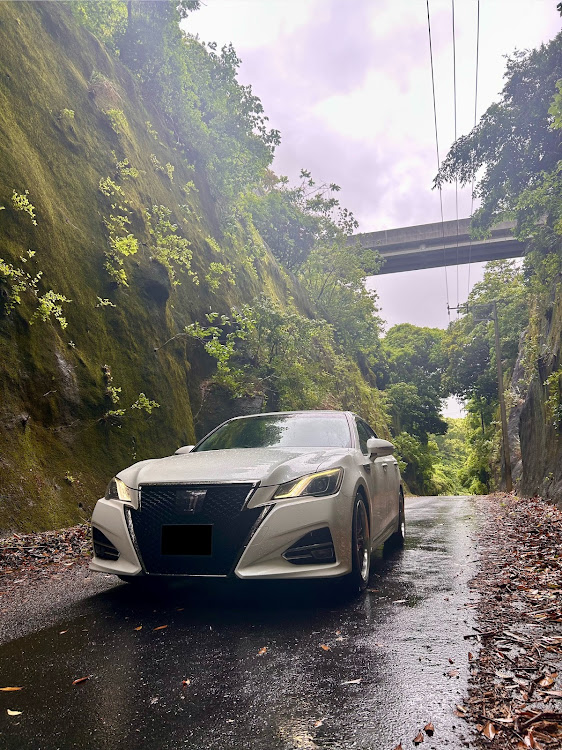 クラウンアスリートの梅雨入り間近？・自動車税の季節ですね・丸目大好き界隈・苔生えてますよに関するカスタム事例の投稿画像2枚目