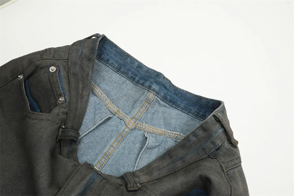 Robuste Used Jeans aus Industrieabfall-Boden, schmutzig und strapazierfähig, perfekt für Arbeiter und den täglichen Gebrauch.