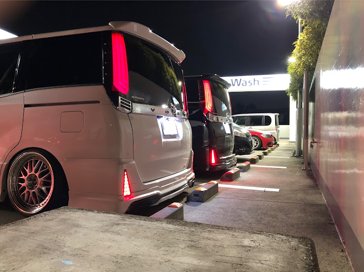 ヴォクシーのヴォクシー80後期・ちょいRed Style・28☆factory・秘密基地❤に関するカスタム事例の投稿画像1枚目