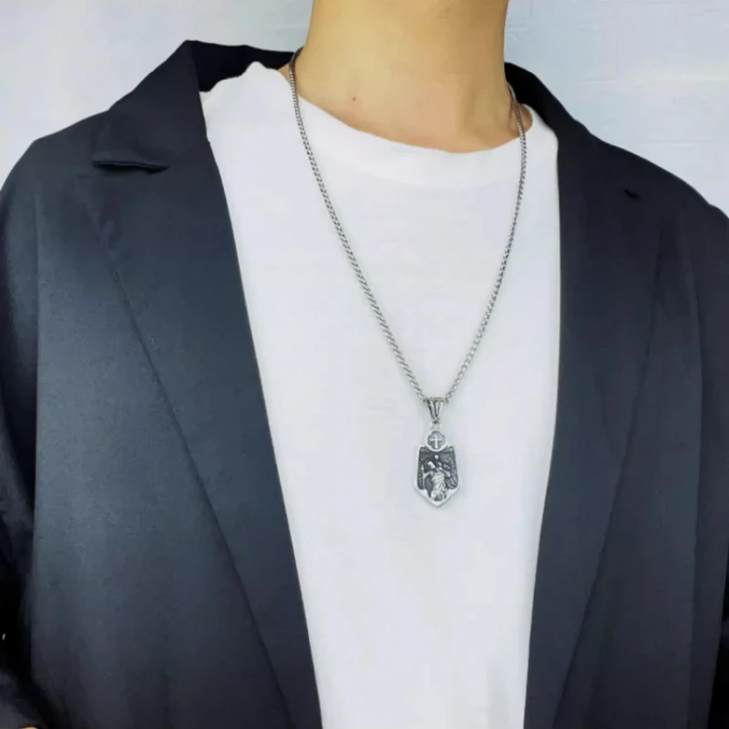 Collier rétro avec pendentif croix bouclier en acier titane, robuste et protecteur, pour homme, design unique, style religieux.
