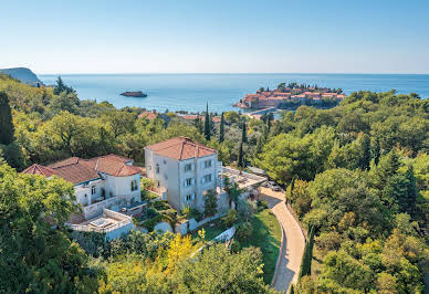 Villa with pool and garden 10