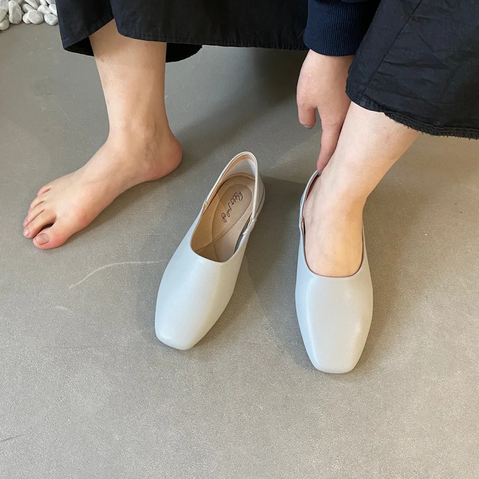 Authentieke leren platte schoenen met vierkante neus en lage snit. Veelzijdig en comfortabel voor dagelijks gebruik, twee-weg ontwerp.