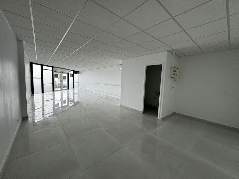 Location  locaux professionnels  65 m² à Baie mahault (97122), 1 426 €