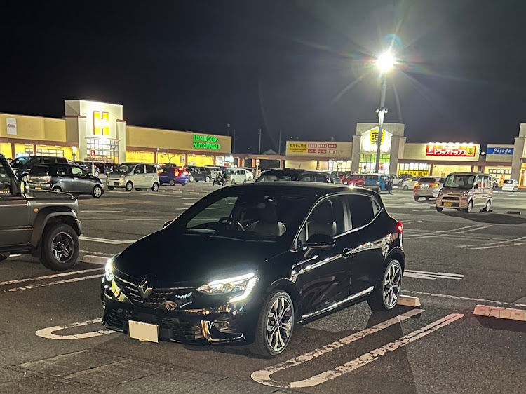 ルーテシアのルノー好きな人と繋がりたい・ルーテシア好きな人と繋がりたい・ルーテシア5・night photography・スーパーの駐車場に関するカスタム事例の投稿画像1枚目