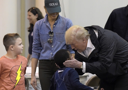 Donald i Melanija Tramp u Hjustonu ugroženom posle oluje Harvi