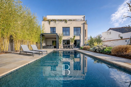 Maison avec piscine et terrasse 1