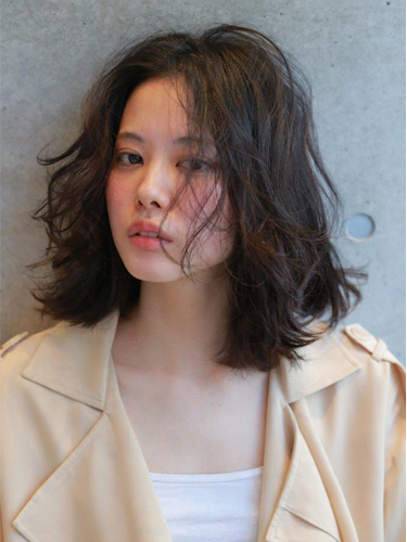 色っぽさ5割増し かきあげ前髪 ミディアム のヘアスタイルをご紹介 Trill トリル