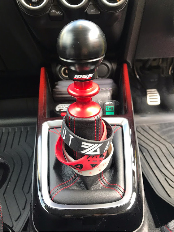 スイフトスポーツのクイックシフト交換・シフトノブ交換・リバースノブ交換・DIY・zc33sに関するカスタム事例の投稿画像2枚目