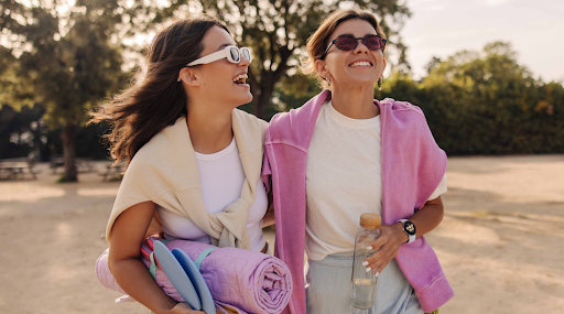 Une image de deux femmes en tenue pour leur cours de mise en forme