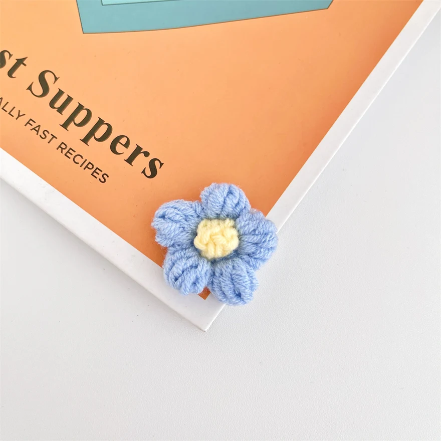 Broche de flor pequena fofa de crochê de lã feito à mão, acessório adorável, presente único e charmoso para roupas