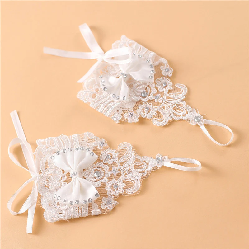 Gants de mariée avec strass scintillants, un accessoire élégant pour votre mariage. Parfaits pour un look nuptial glamour et sophistiqué.