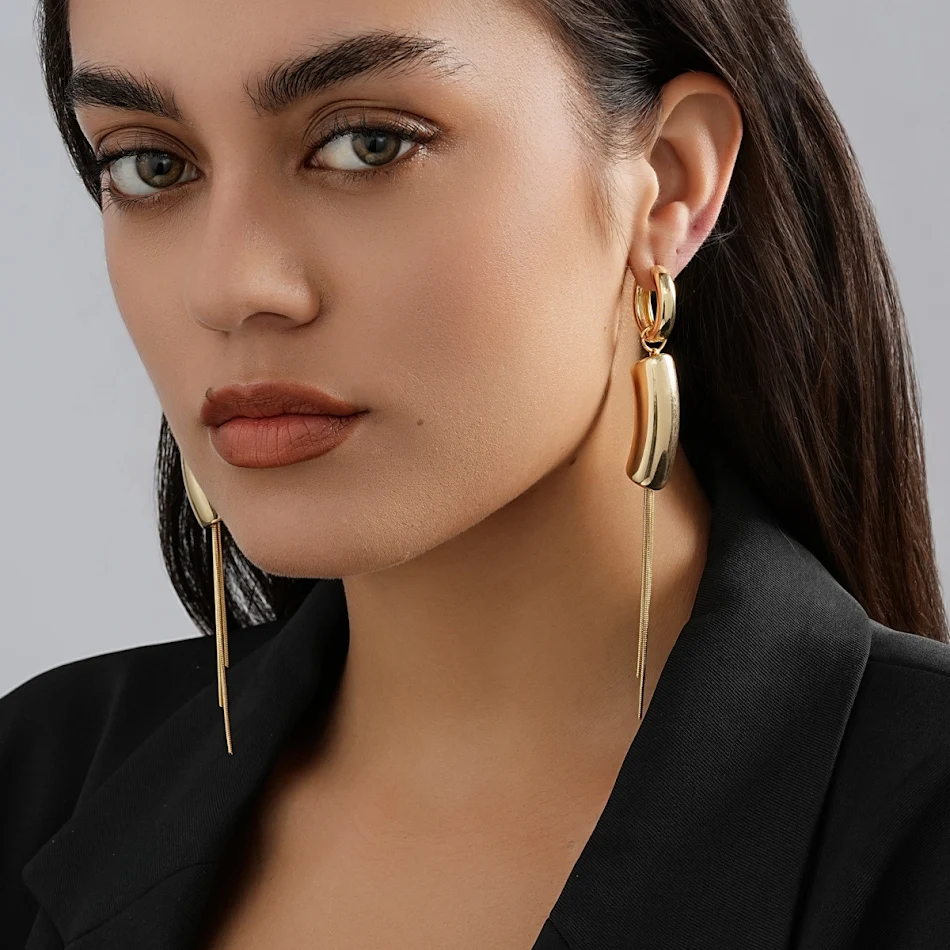 Boucles d'oreilles longues asymétriques créatives pour femmes. Simples et élégantes, elles subliment votre look et sont parfaites pour toutes occasions.