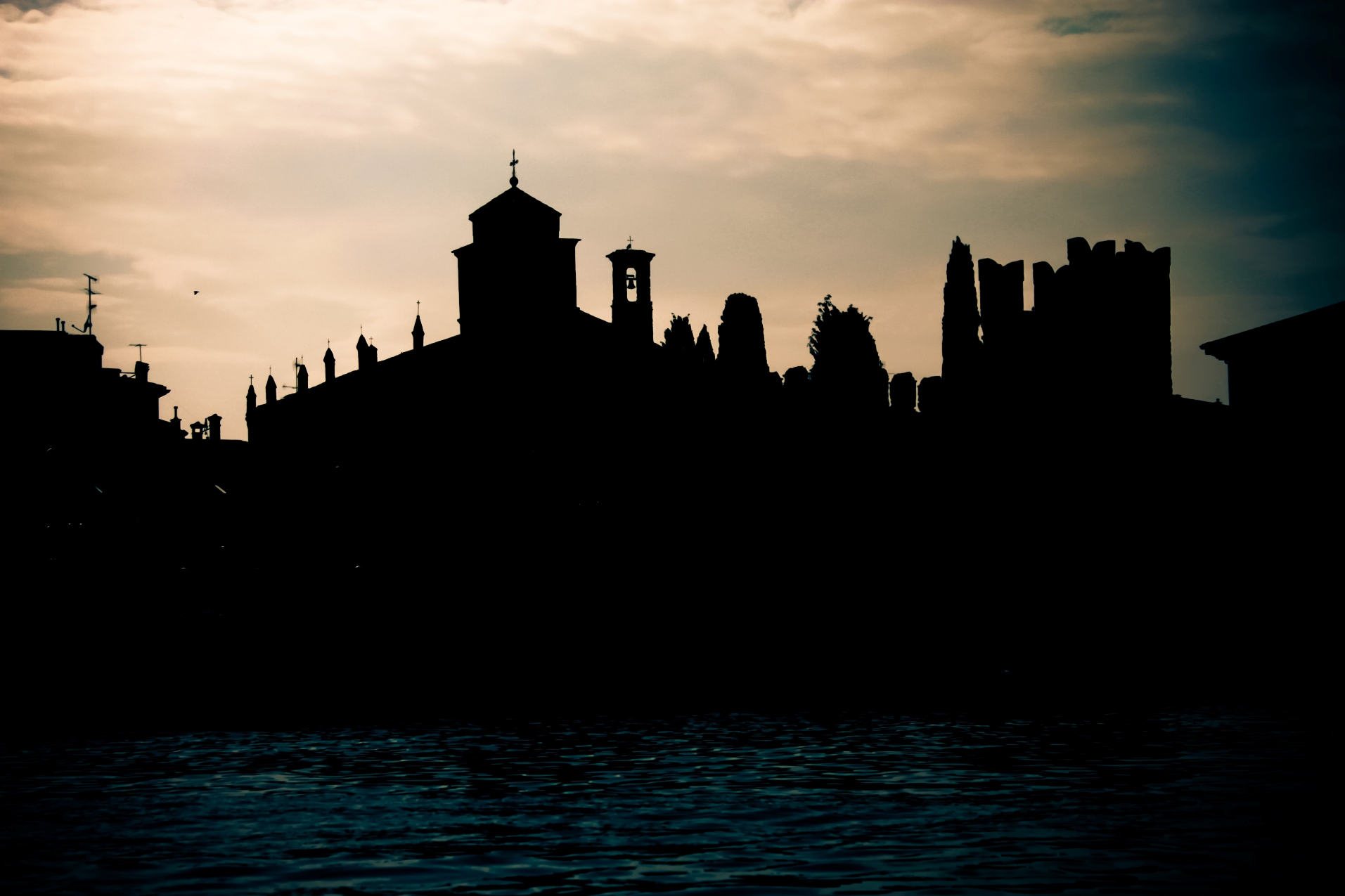 Silhouette tra acqua e cielo di zaccagnaus