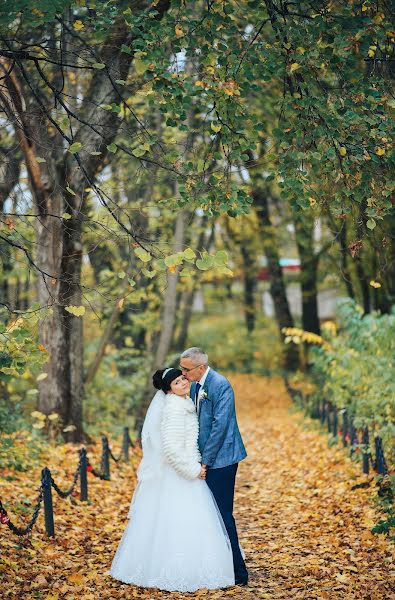 Fotógrafo de casamento Olga Kharskaya (bezga767). Foto de 8 de dezembro 2016