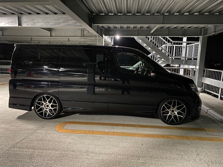 エルグランドの車高調 BLITZ・中間ストレートに関するカスタム事例の投稿画像2枚目