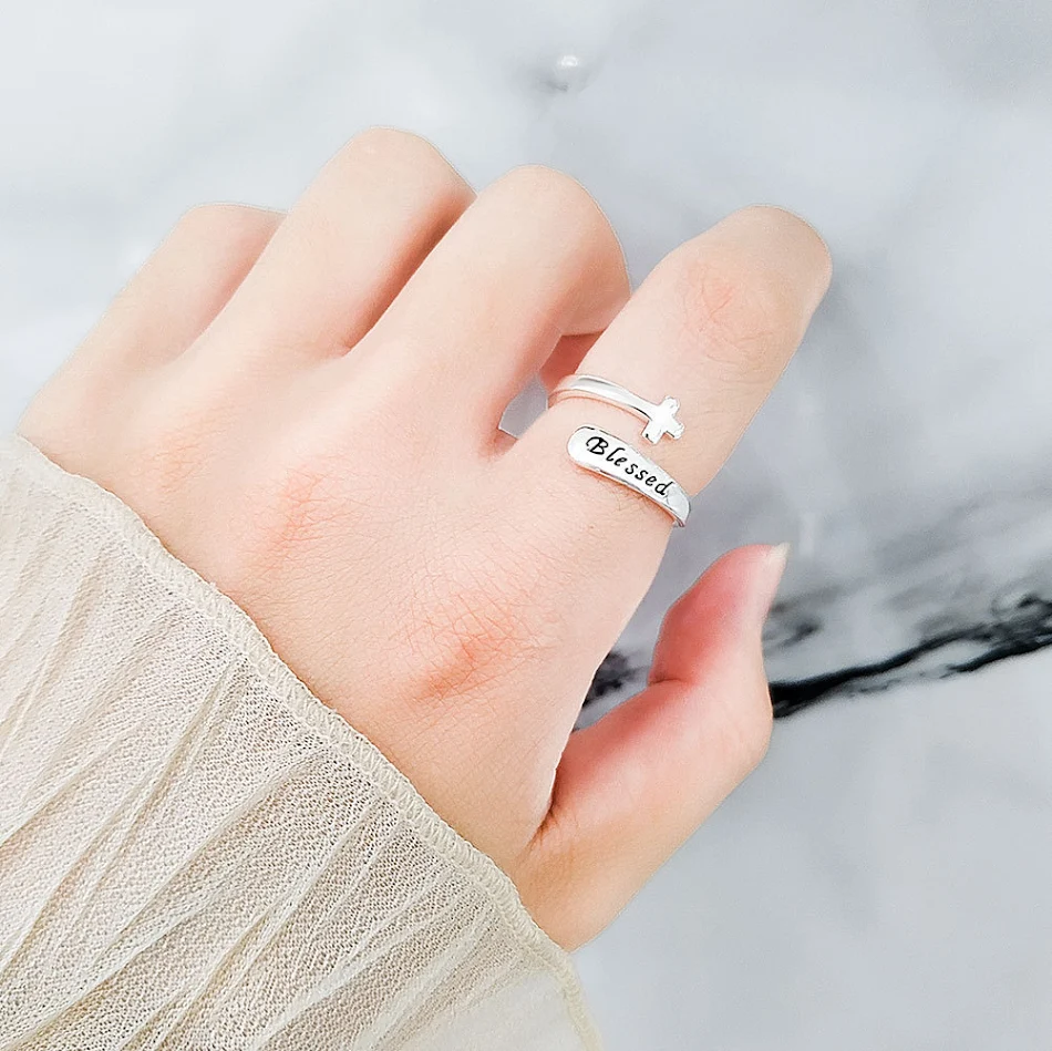 Dames Ring met Kruisletter – Eenvoudig Engels Design. Stijlvol en subtiel, perfect voor dagelijks gebruik. Een uniek sieraad dat je outfit compleet maakt.